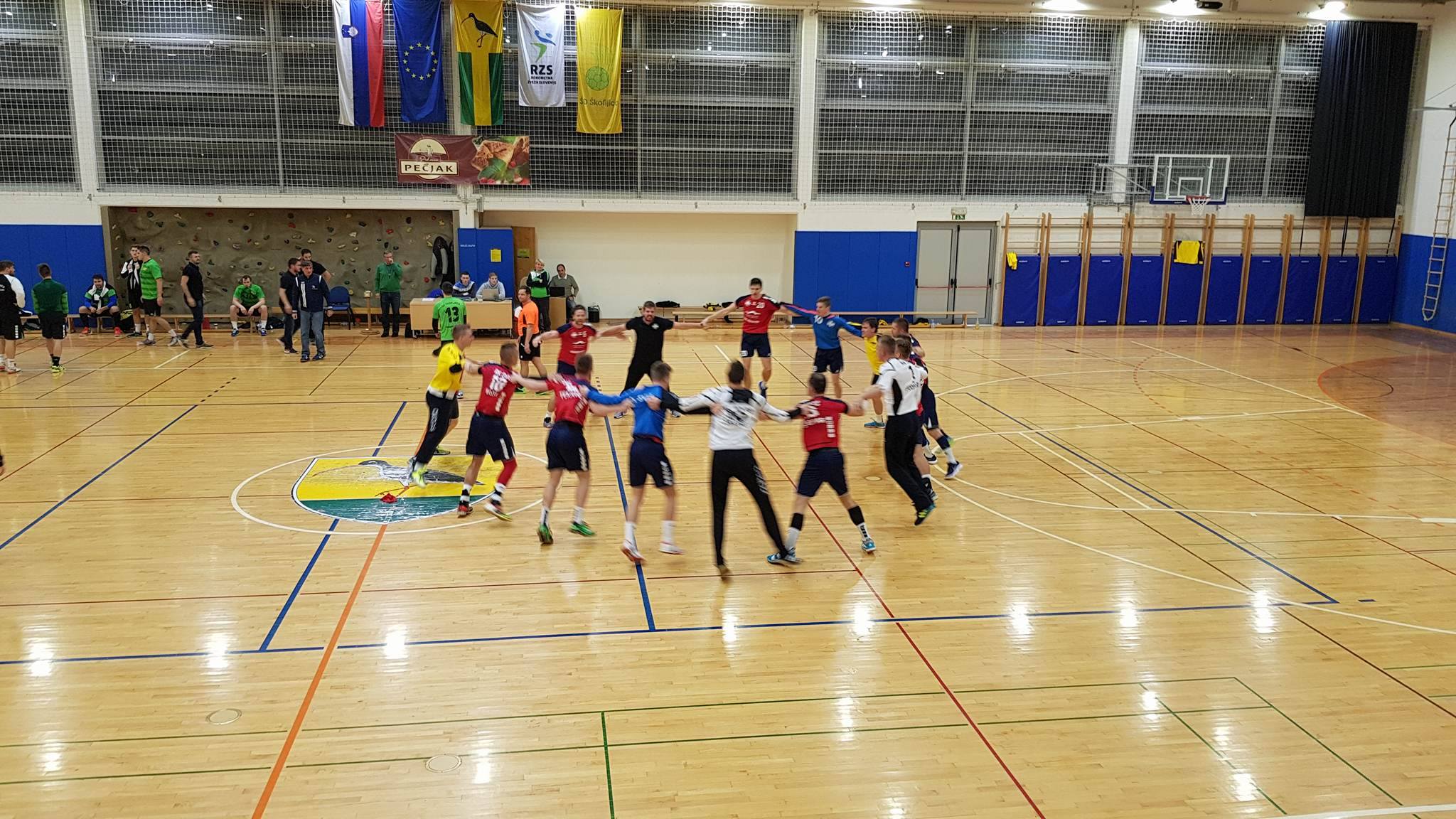 Tako so se rokometaši SVIŠ-a veselili na prvi tekmi.