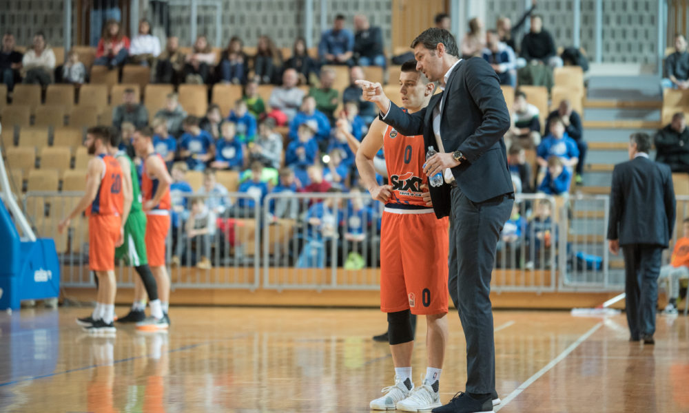 Matic Rebec v pogovoru s trenerjem Jurico Golemcem. Foto: Jani Turk