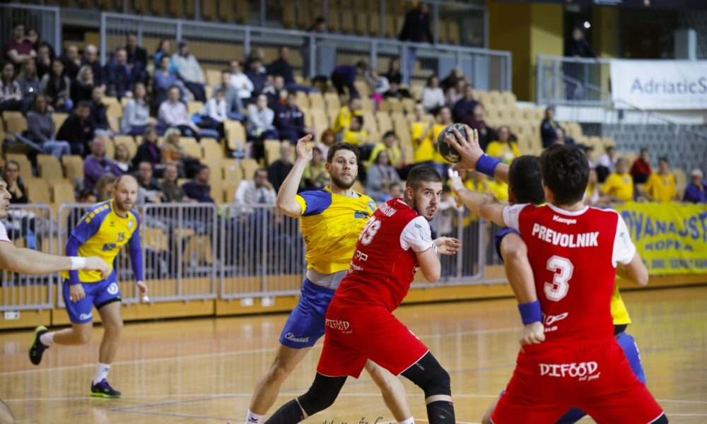 Obramba Slovana je bilo zelo čvrsta v prvem polčasu, a je v drugem delu igre zmanjkalo moči. Foto: RD Koper 2013