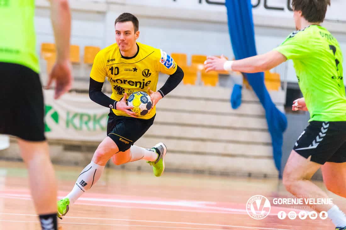 Rok Ovniček je kljub zvinu gležnja nadaljeval tekmo. Foto: Jurij Kodrun/RK Gorenje Velenje