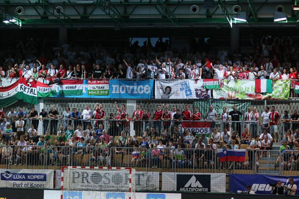 Madžarsko reprezentanco je včeraj spodbujalo okoli 700 navijačev. Foto: Igor Martinšek