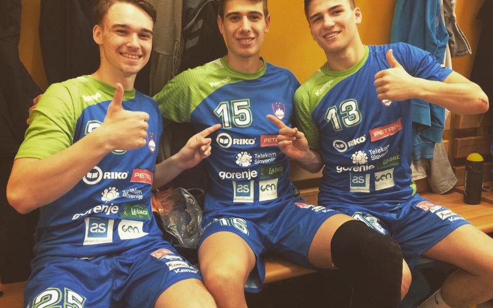 Tilen Kosi (levo) v družbi dveh prijateljev in rojakov, Gašperja Horvata (sredina) in Dominika Ozmeca (desno). Foto: osebni arhiv