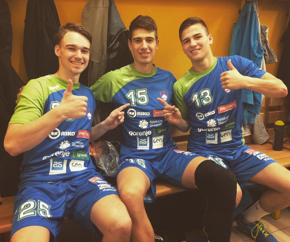Tilen Kosi (levo) v družbi dveh prijateljev in rojakov, Gašperja Horvata (sredina) in Dominika Ozmeca (desno). Foto: osebni arhiv