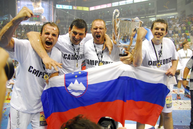 Slovenska rokometna reprezentanca je na evropskem prvenstvu leta 2004 osvojila srebrno medaljo. Foto: osebni arhiv